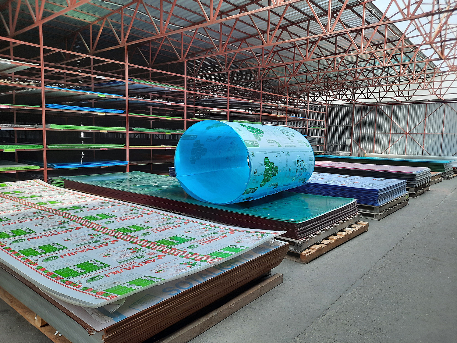 Правильное хранение и погрузка сотового поликарбоната