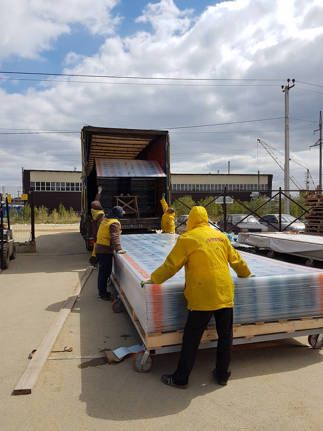 Правильное хранение и погрузка сотового поликарбоната